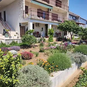 https://apartments-tomas-trogir.hotels-in-trogir.com