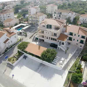 https://apartments-fumija.hotels-in-trogir.com